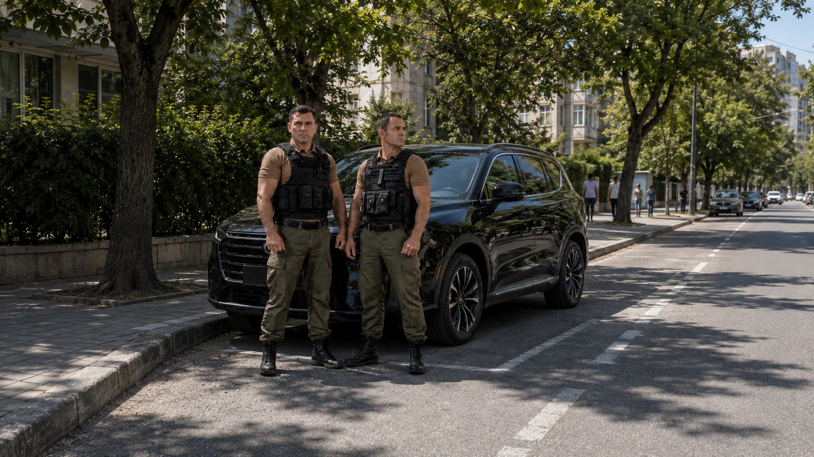 Экипаж охраны рядом с патрульным автомобилем